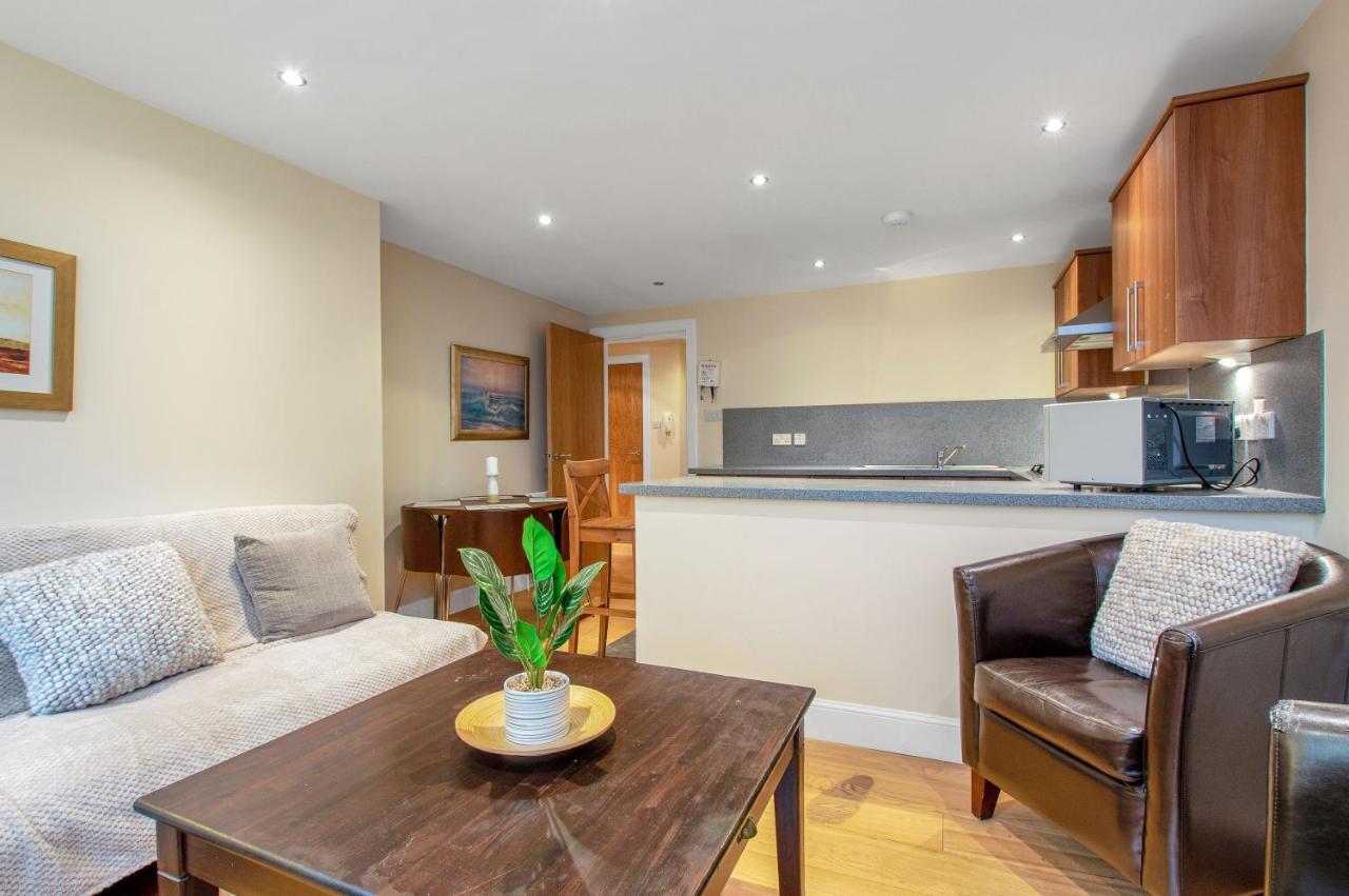 Stylish & Modern 2 Bedroom Ground Floor Close To Centre In Stunning Converted Church - Near Haymarket Train Station - Sleeps Up To 5 Guests Appartement *