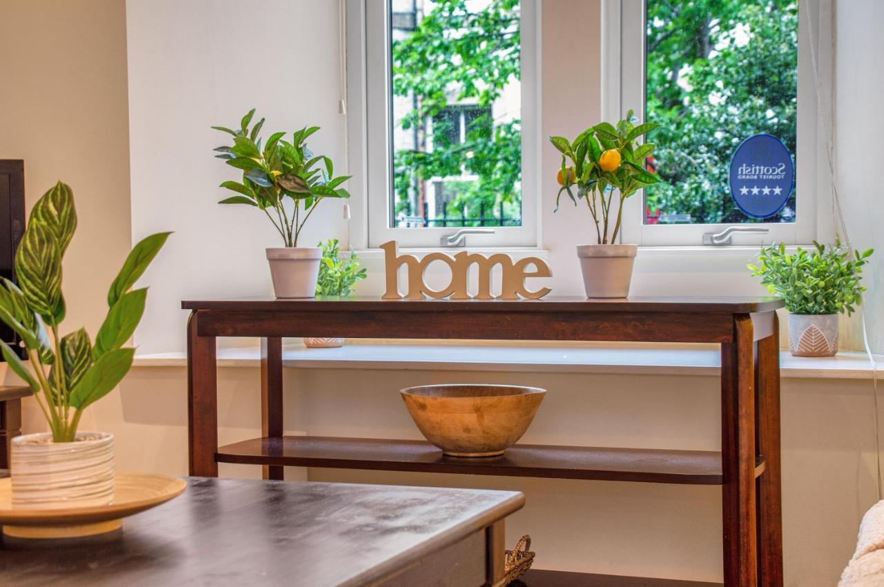 Stylish & Modern 2 Bedroom Ground Floor Close To Centre In Stunning Converted Church - Near Haymarket Train Station - Sleeps Up To 5 Guests Appartement Édimbourg
