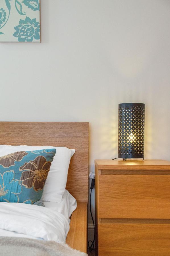 Stylish & Modern 2 Bedroom Ground Floor Close To Centre In Stunning Converted Church - Near Haymarket Train Station - Sleeps Up To 5 Guests Appartement *