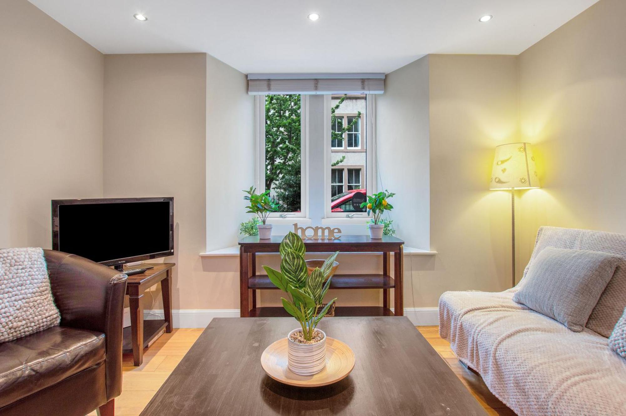 Stylish & Modern 2 Bedroom Ground Floor Close To Centre In Stunning Converted Church - Near Haymarket Train Station - Sleeps Up To 5 Guests Édimbourg